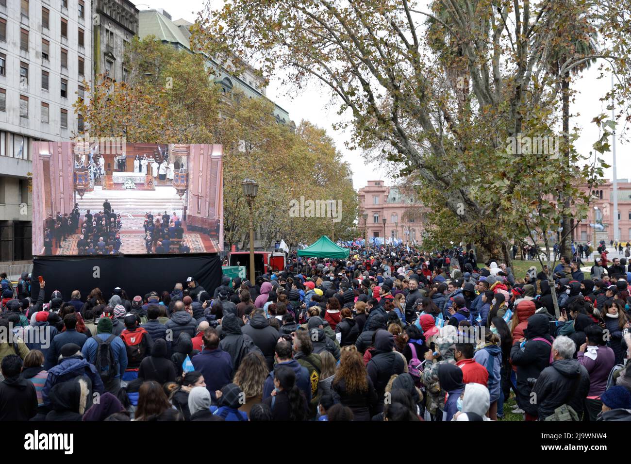 Buenos Aires, Argentina, 25th May 2022. The 212th anniversary of the May Revolution was celebrated. Public in front of the Cathedral listening to the ceremony through the screen. (Credit: Esteban Osorio/Alamy Live News) Stock Photo