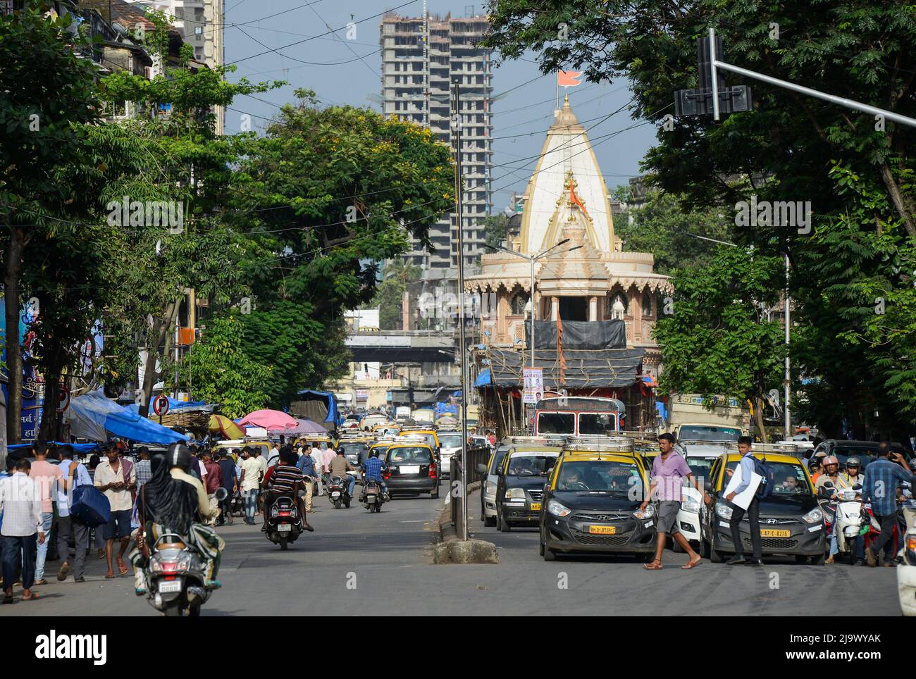 INDIA, Mumbai, Grant Road officially Maulana Shaukatali Road, city traffic, hindu temple /  INDIEN, Mumbai, Straßenverkehr, Hindu Tempel Stock Photo