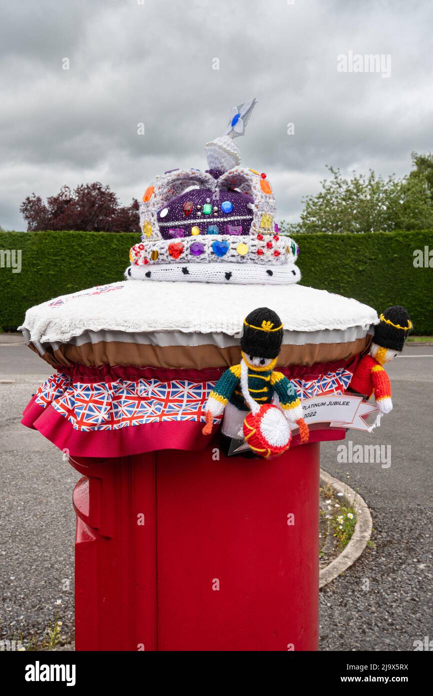 Queen Elizabeth II platinum jubilee decorations, post box yarn bombing, England, UK, May 2022 Stock Photo