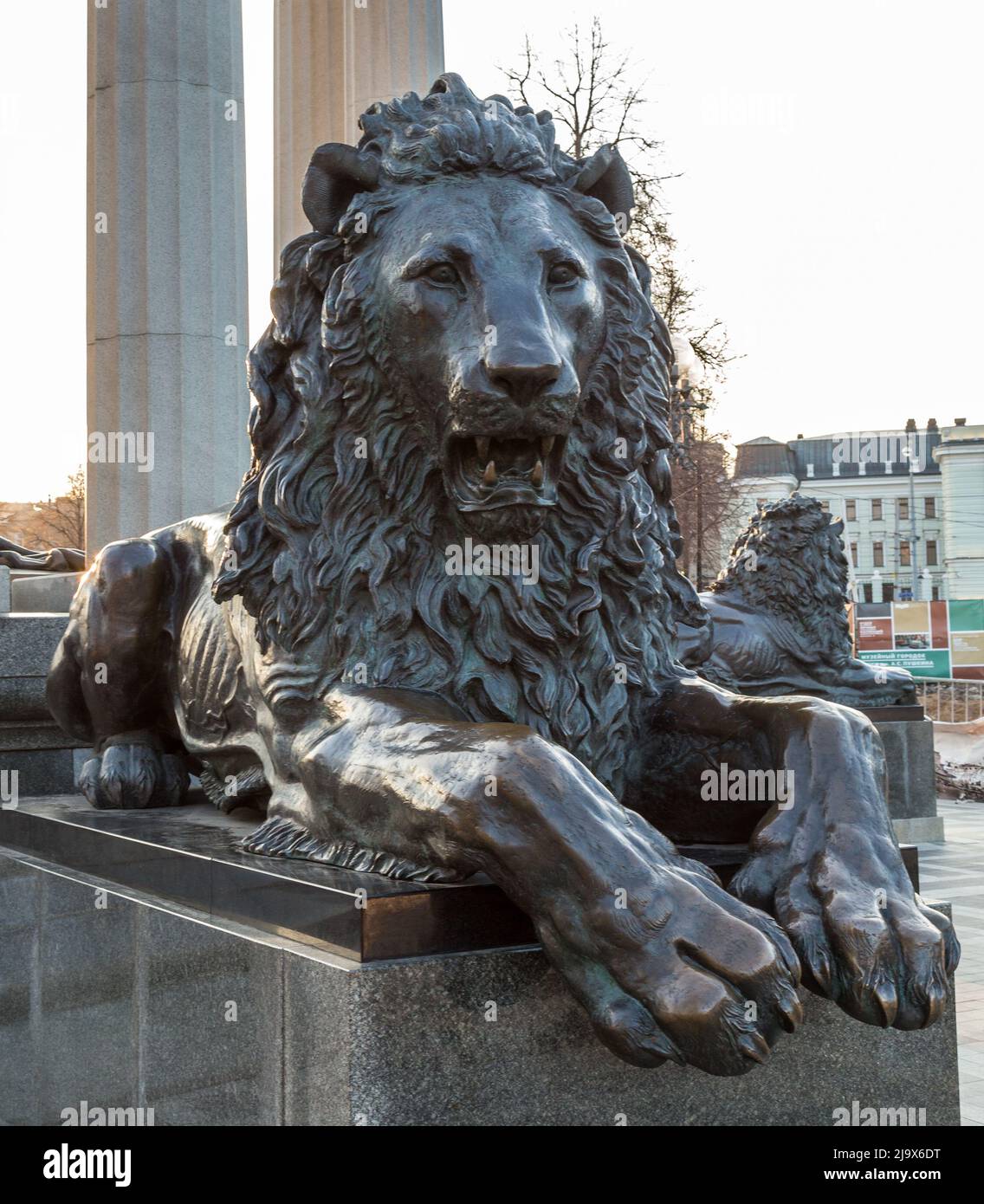 Bronze lying lion statue hi-res stock photography and images - Alamy