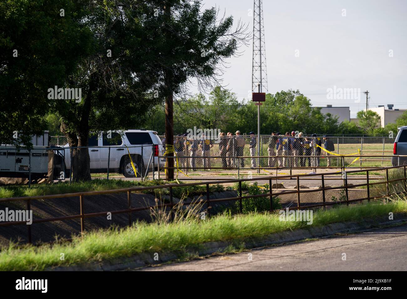 May 24, 2022: Officers with the Federal Bureau of Investigations arrive at Robb Elementary School, the site of a school shooting that left 19 children, two adults and the gunman dead, Wednesday, May 25, 2022. (Credit Image: © Jintak Han/ZUMA Press Wire) Stock Photo
