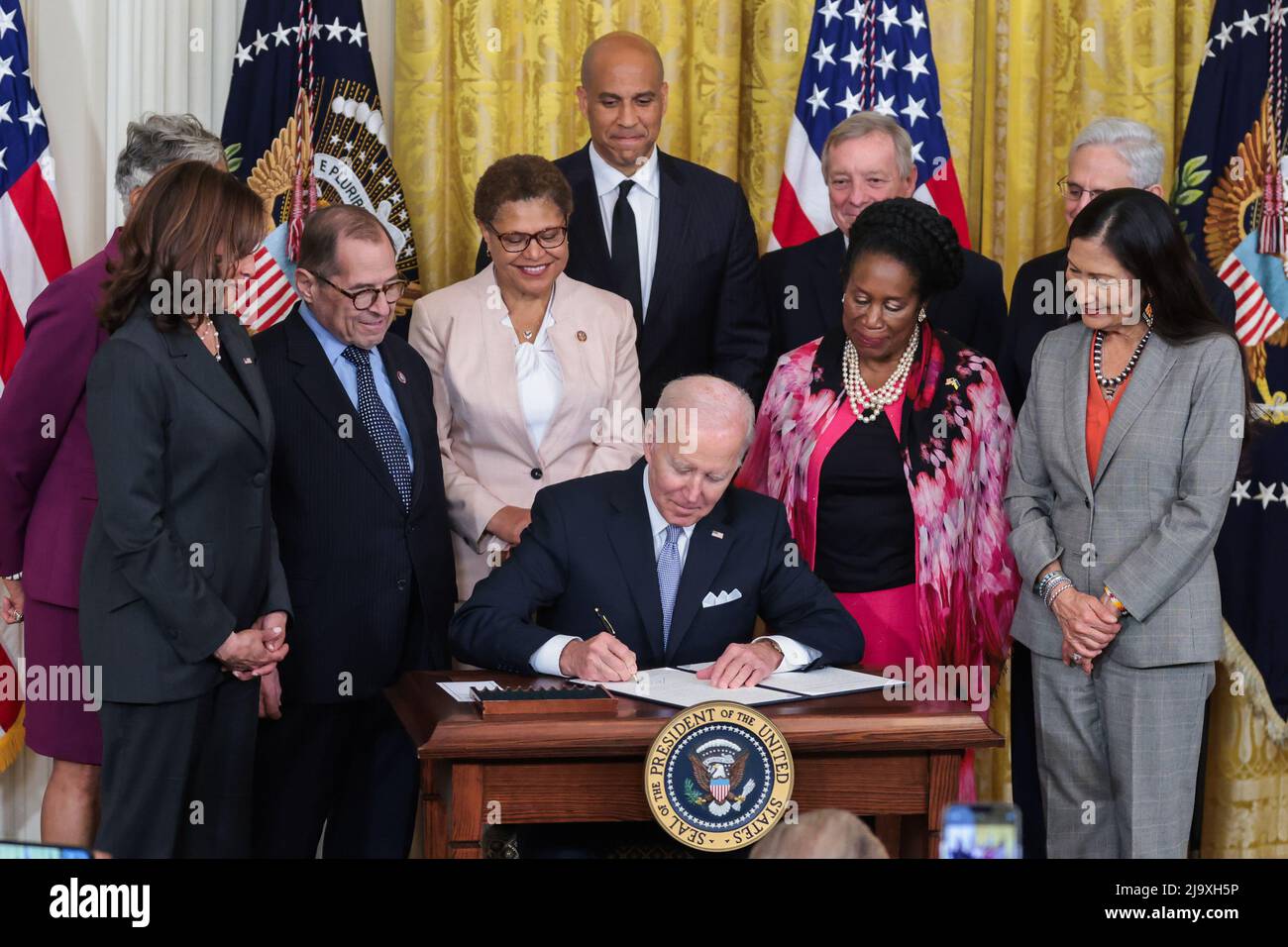 President Joe Biden signs a historic Executive Order to advance effective, accountable policing and strengthen public safety during an event held in the East Room of The White House in Washington, DC on May 25, 2022. Photo by Oliver Contreras/UPI Credit: UPI/Alamy Live News Stock Photo