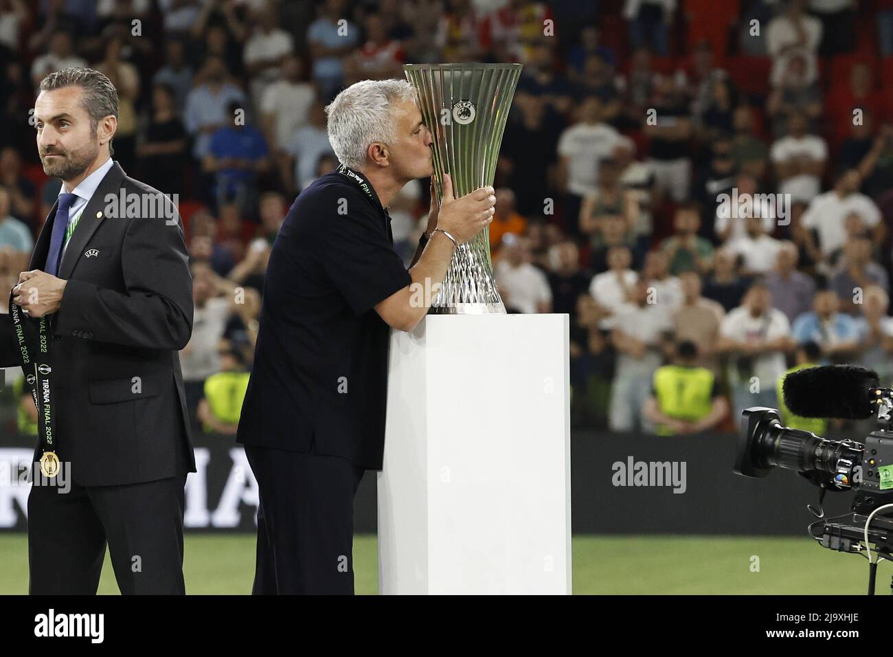 Tirana, Albania. 25th May, 2022. TIRANA - AS Roma coach Jose Mourinho celebrates 5th cup, kisses the Conference League trophy, Conference League cup, Conference League cup during the UEFA Conference League final match between AS Roma and Feyenoord at Arena Kombetare on May 25, 2022 in Tirana, Albania. ANP MAURICE VAN STEEN Credit: ANP/Alamy Live News Stock Photo