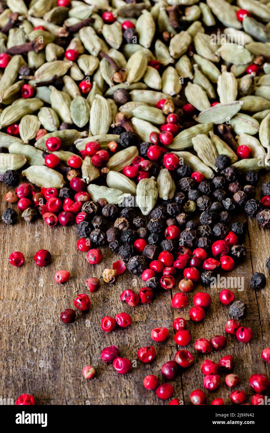 Cardamom with cloves and pepper Stock Photo Alamy