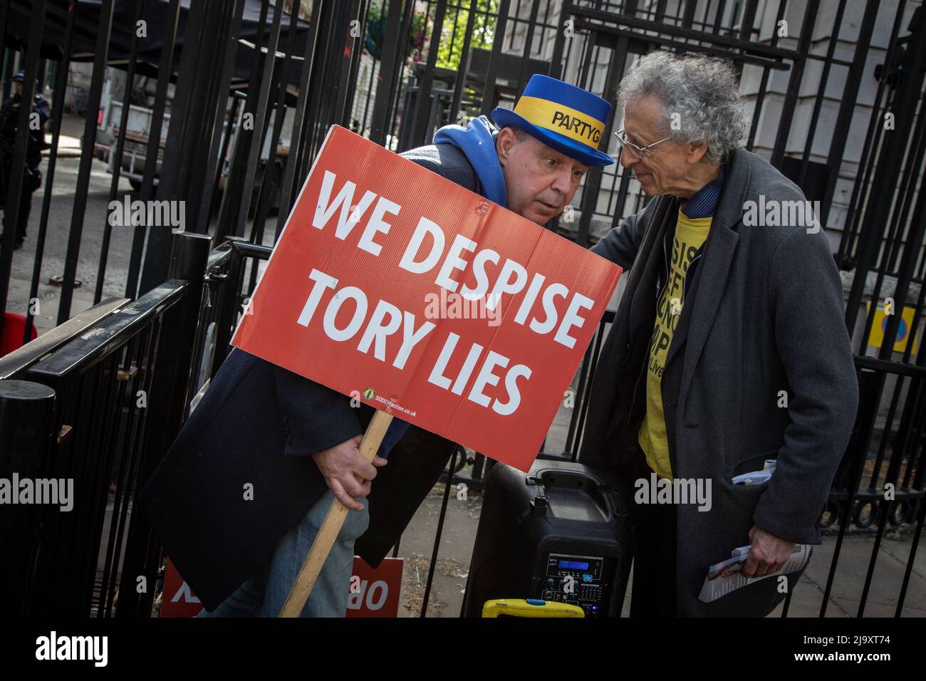 London, UK. 25 May 2022. Steve Bray, leader of the 'Stand of Defiance European Movement' (SODEM) talks to Piers Corbyn outside Downing Street, holding up a sign stating 'We despise Tory lies' on the day, the Sue Gray report with details about parties at Downing Street during lockdown has finally been revealed. Credit: Kiki Streitberger/Alamy Live News Stock Photo