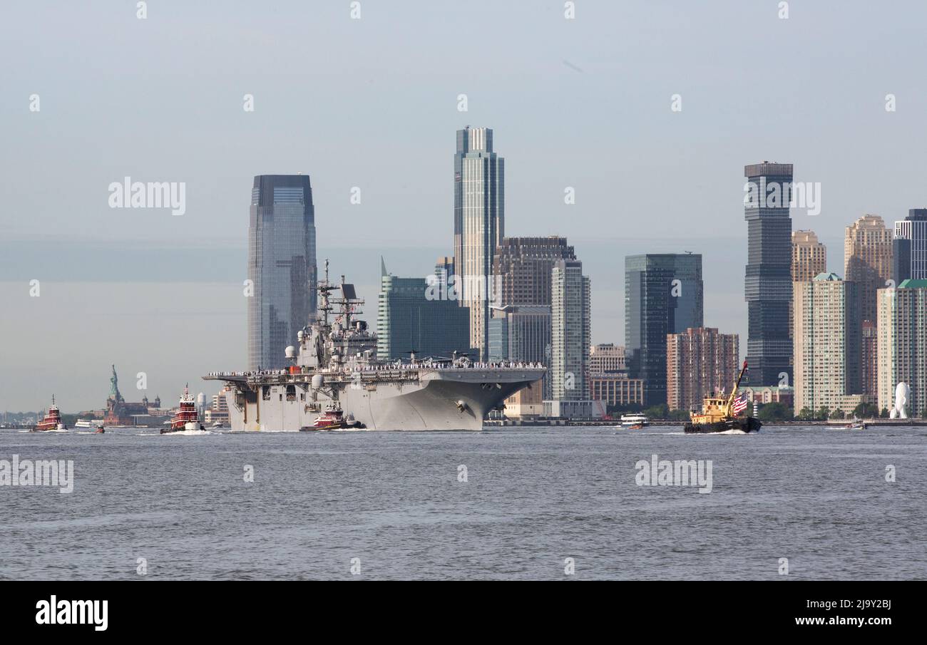 The Wasp-class amphibious assault ship USS Bataan (LHD-5) pulls into New York, New York for Fleet Week New York 22, May 25, 2022. As a part of Fleet Week New York 22, the Marines of Special Purpose Marine-Air Ground Task Force New York engage in special events throughout New York City and the tristate area showcasing sea service technologies, future innovation, and connecting with citizens. Fleet Week New York brings together more than 2,000 service members from the Marine Corps, Navy and Coast Guard offering live band performances, military vehicle and equipment displays, and other community Stock Photo