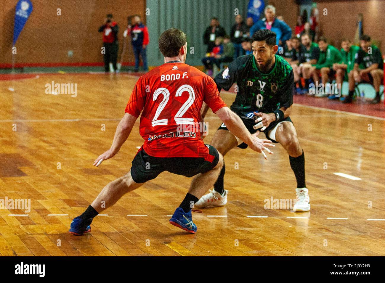 Villa Ballester, Argentina. May 25, 2022. Ovalle Balonmano (CHL) vs SAG Villa Ballester (ARG) at Estadio SAG Villa Ballester in Villa Ballester, Buenos Aires, Argentina. Credit: Fabian Lujan/ASN Media/Alamy Live News Stock Photo