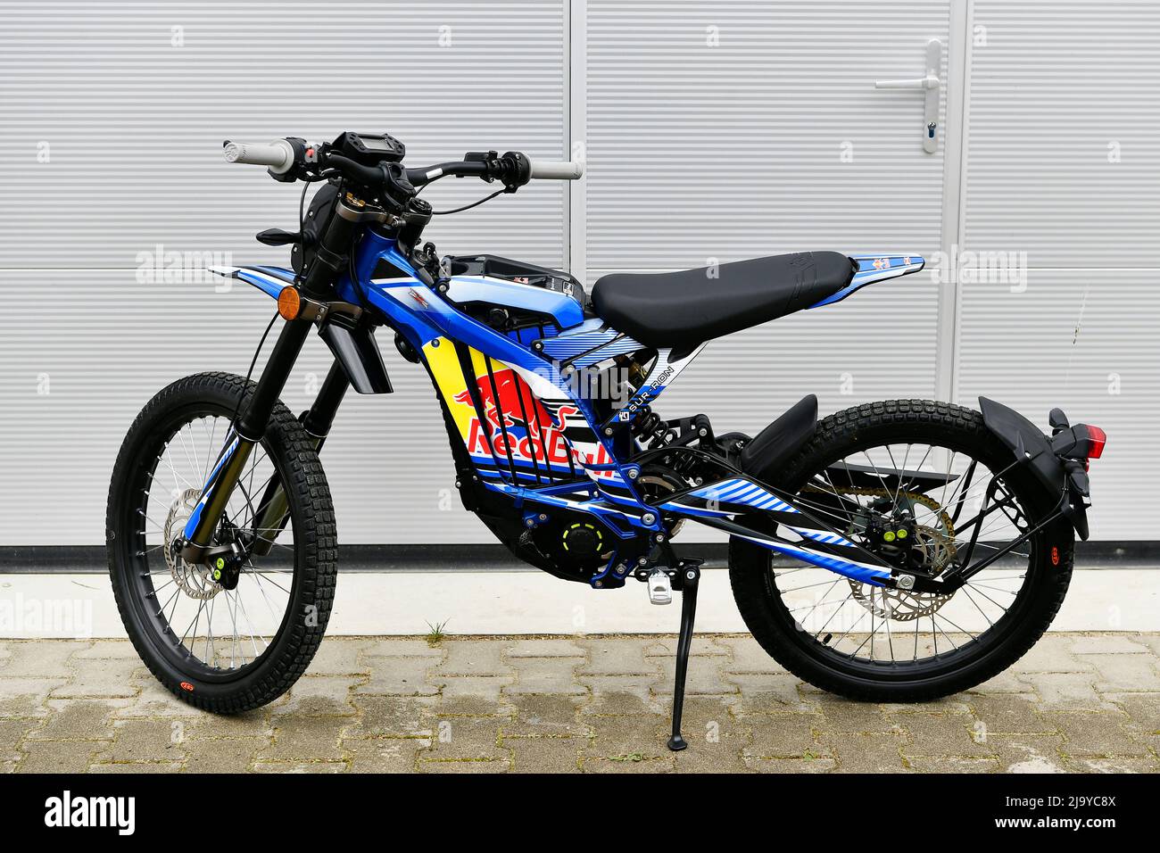 SUR-RON, Light Bee, L1e X, X Controller, E-Bike, Electro Motorbike, E- Motorbike, Surron, LightBee, Nature, Drive, CO 2 Neutral, Red Bull, Racing  Team Stock Photo - Alamy