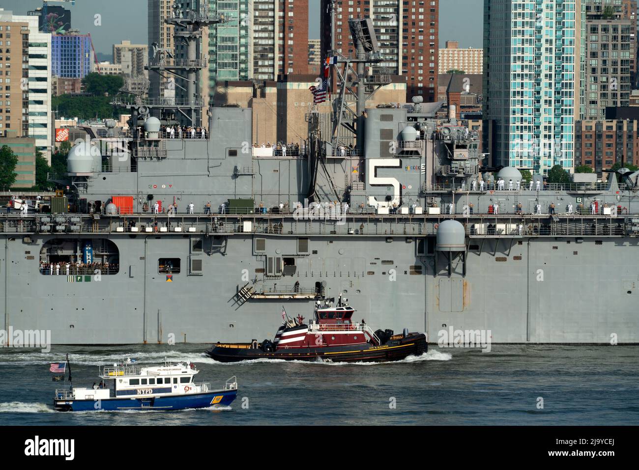 USS Bataan (LHD-5), an amphibious assault ship from Norfolk, Va., moving up the Hudson River, past Jersey City, New Jersey during Fleet Week 2022. Stock Photo