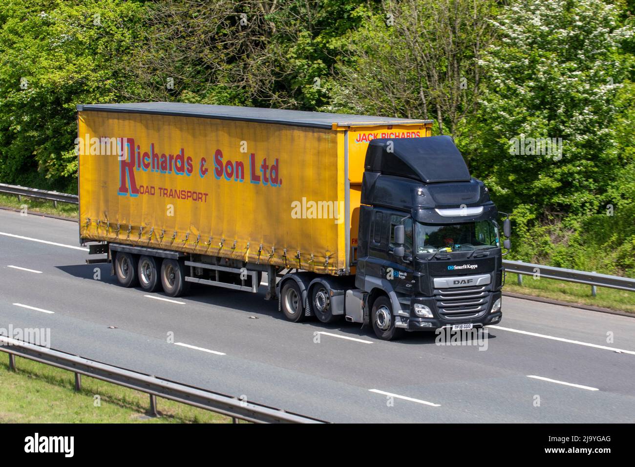 Richards & Son Ltd Road Transport, Smurfit Kappa 2018 DAF trucks CF 480 FTG 12902cc Diesel curtainsider Stock Photo