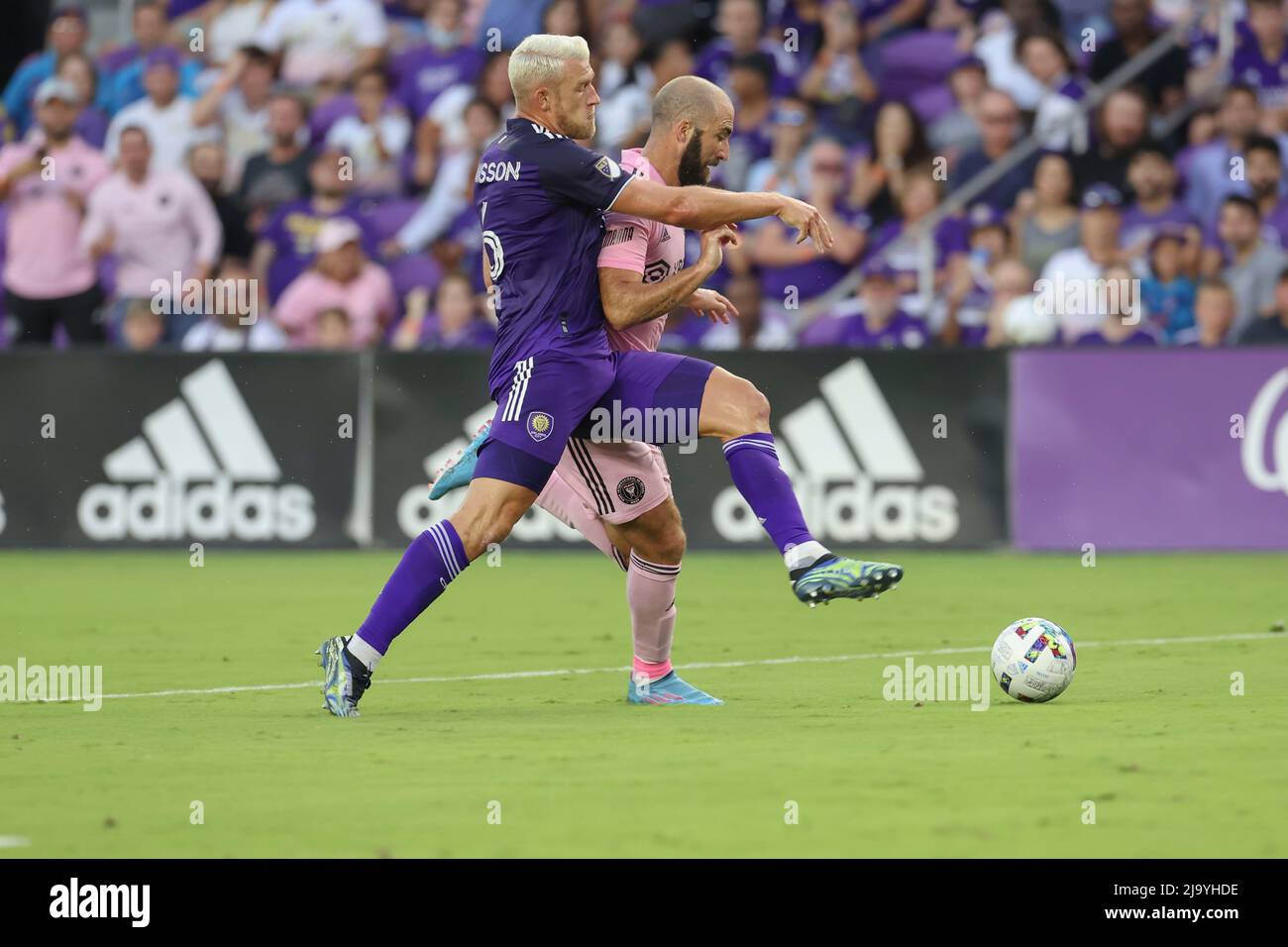 Orlando, FL:  Orlando City defender Robin Jansson (6) and Inter Miami forward Gonzalo Higuaín (10) race to the loose ball during the Lamar Hunt U.S. C Stock Photo