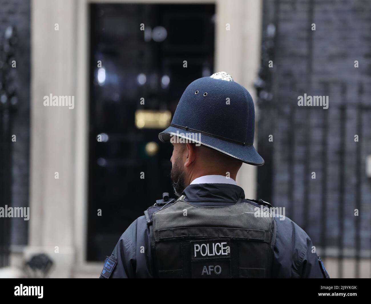 A uniformed policeman standing in front of Downing Street No 10, Westminster, London, UK Stock Photo