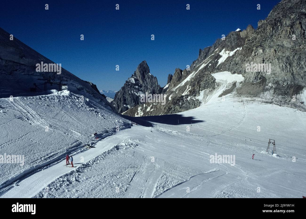 Panorama on the Pointe Helbronner. Summer ski area with ski lift, slope and skiers on the Glacier du Géant. Mont Blanc massif, France/Italy, 1990 Stock Photo