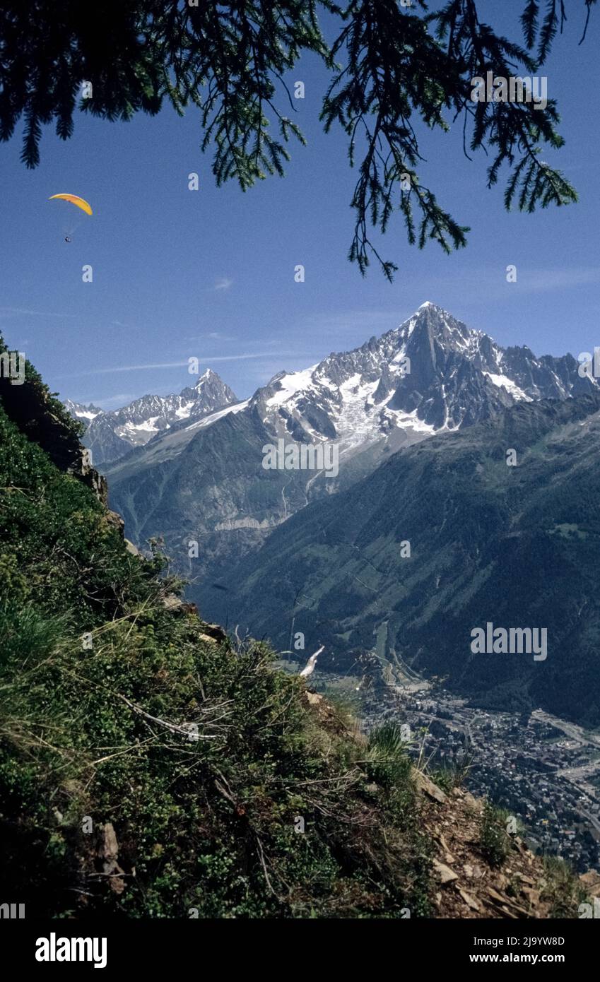 Chamonix, Aiguille Verte and Aiguille du Dru seen from GR 5 Tour du Mont Blanc from Brévent to Merlet. Chamonix-Mont-Blanc, France, 1990 Stock Photo