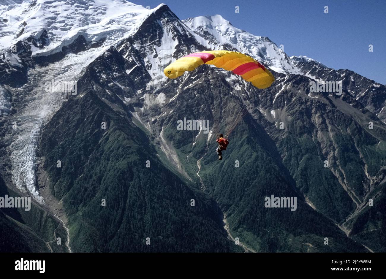 A paraglider launched from Tête de Bellachat. Mont Blanc and Bossons Glacier seen from GR 5 Tour du Mont-Blanc, Chamonix-Mont-Blanc, France, 1990 Stock Photo
