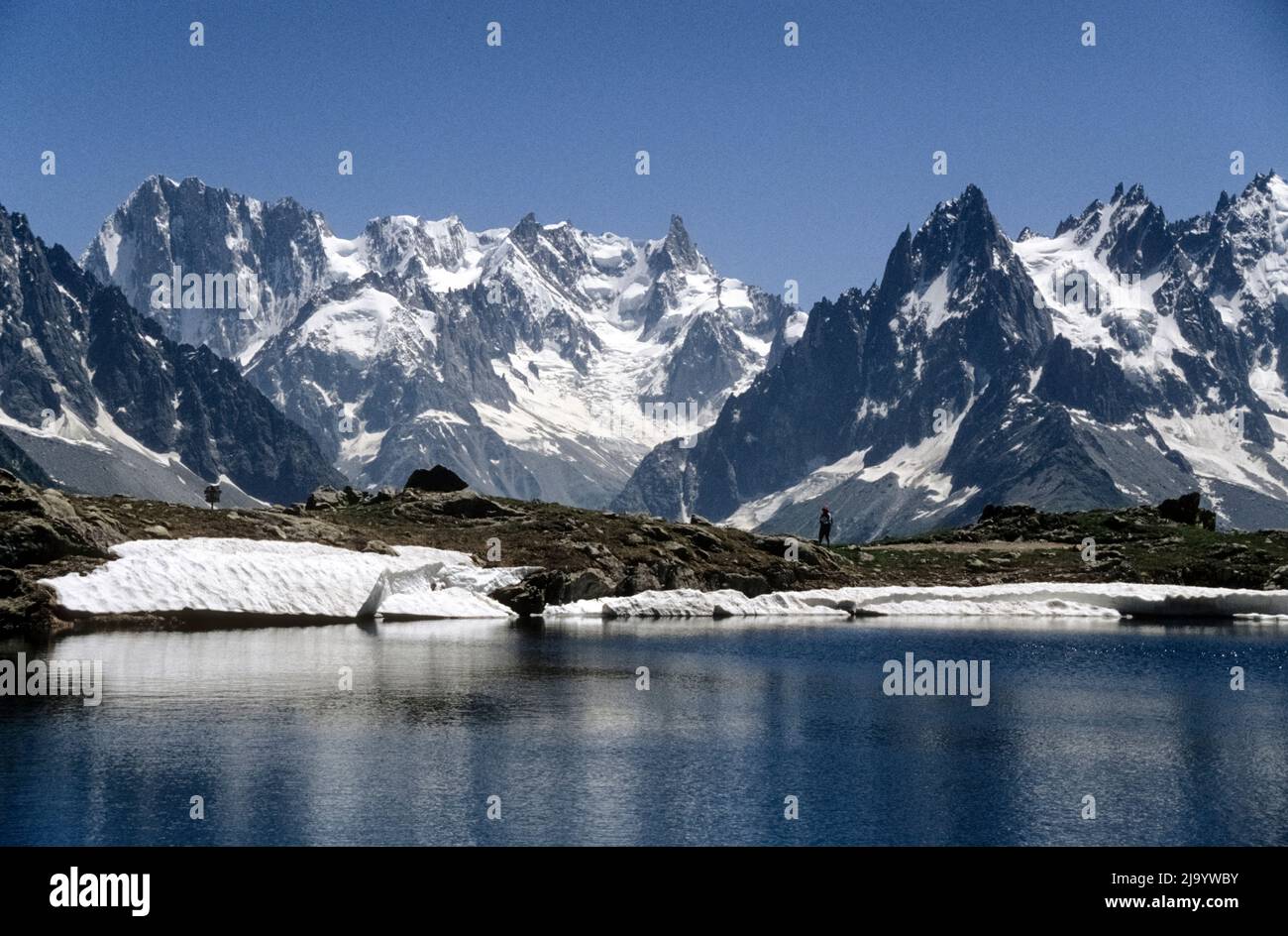 Lac des Chéserys, Aiguilles Rouges Nature Reserve. La chaîne du Mont Blanc, Grandes Jorasses. Chamonix-Mont-Blanc, Haute-Savoie, 1990 Stock Photo