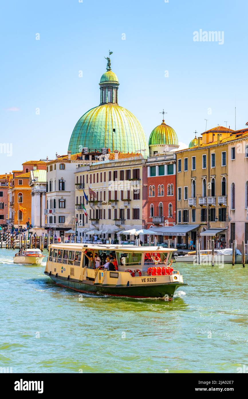 Vaporeto boats at the Grand Channel in Venice Stock Photo - Alamy