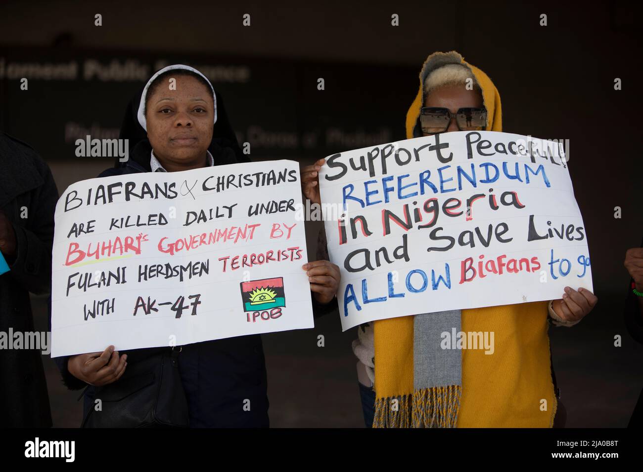 Edinburgh. Scotland, UK. 26th May, 2022. Members of the public gather outside of the Scottish parliament to support Biafra. Biafra is a nation of indigenous people living in South-Eastern part of present day Nigeria. Pic Credit: Pako Mera/Alamy Live News Stock Photo