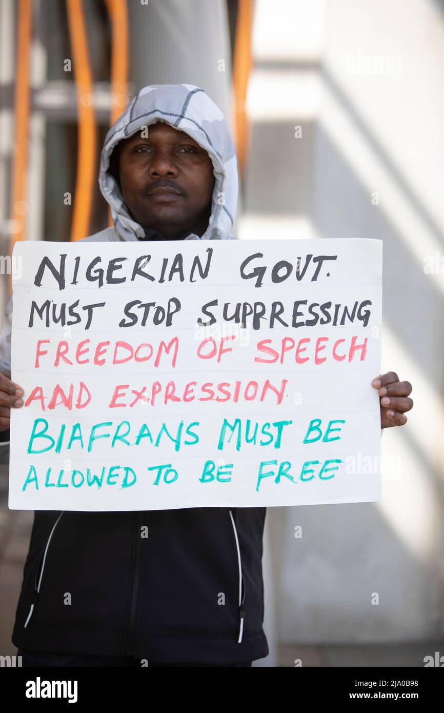 Edinburgh. Scotland, UK. 26th May, 2022. Members of the public gather outside of the Scottish parliament to support Biafra. Biafra is a nation of indigenous people living in South-Eastern part of present day Nigeria. Pic Credit: Pako Mera/Alamy Live News Stock Photo