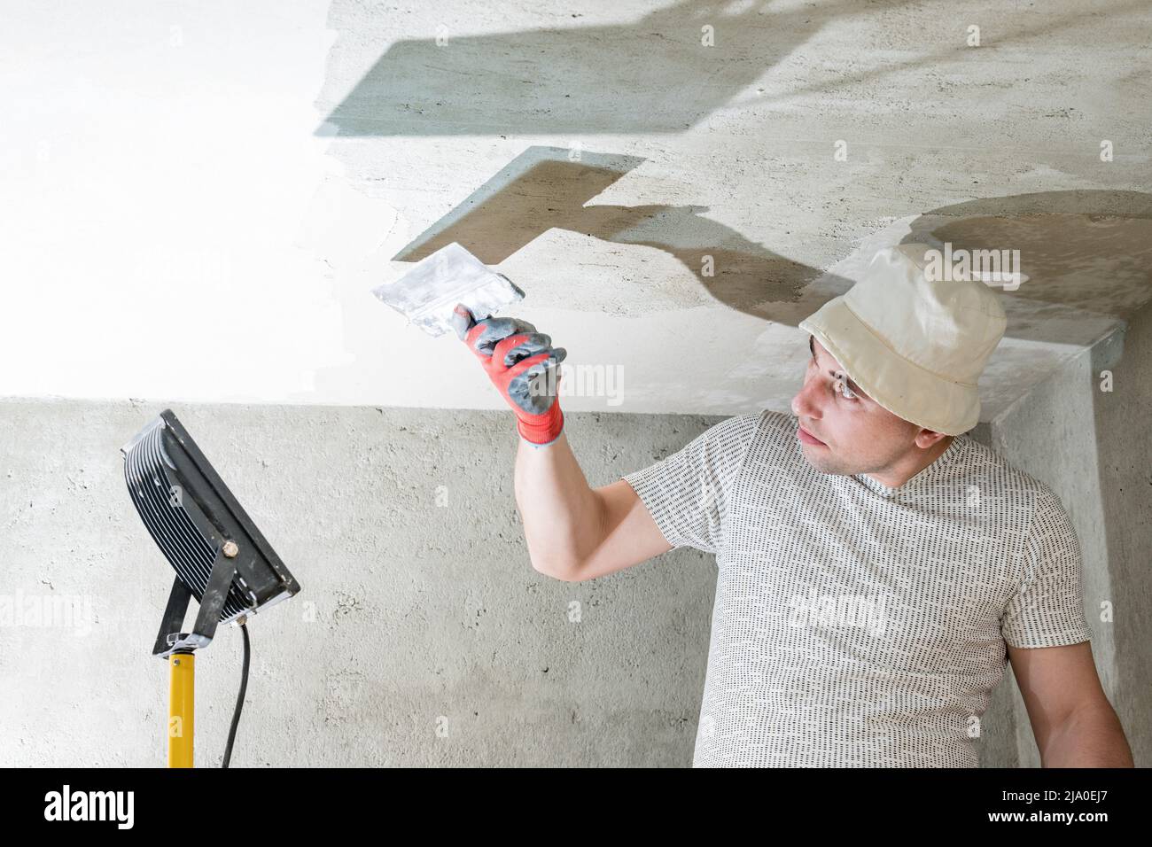 Application of lime plaster on the ceiling, repair work with  environmentally friendly lime, overhaul of the room Stock Photo - Alamy