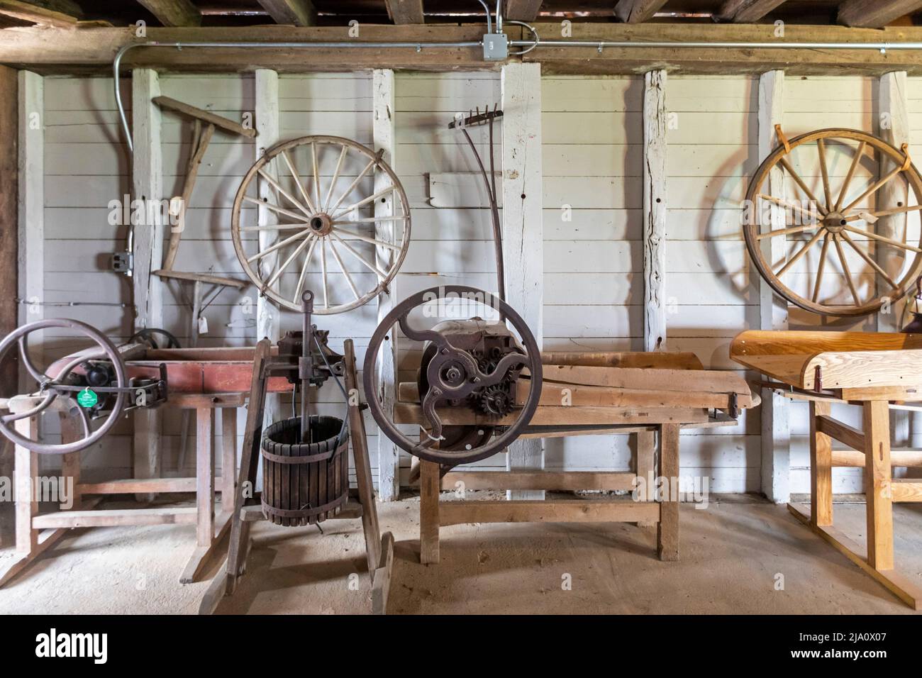 Octagon barn hi-res stock photography and images - Alamy