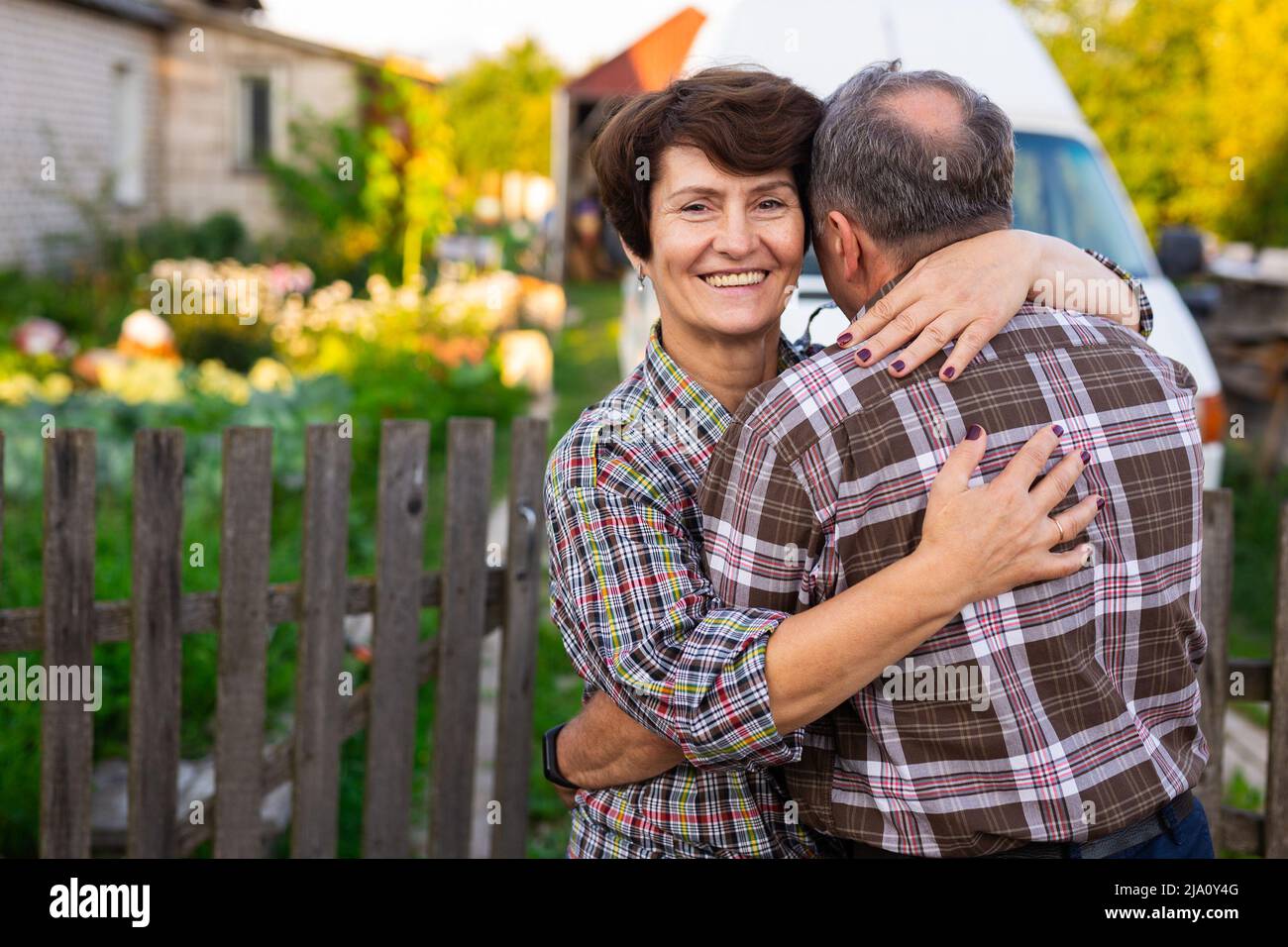 Man woman hugging outside hi-res stock photography and images - Alamy