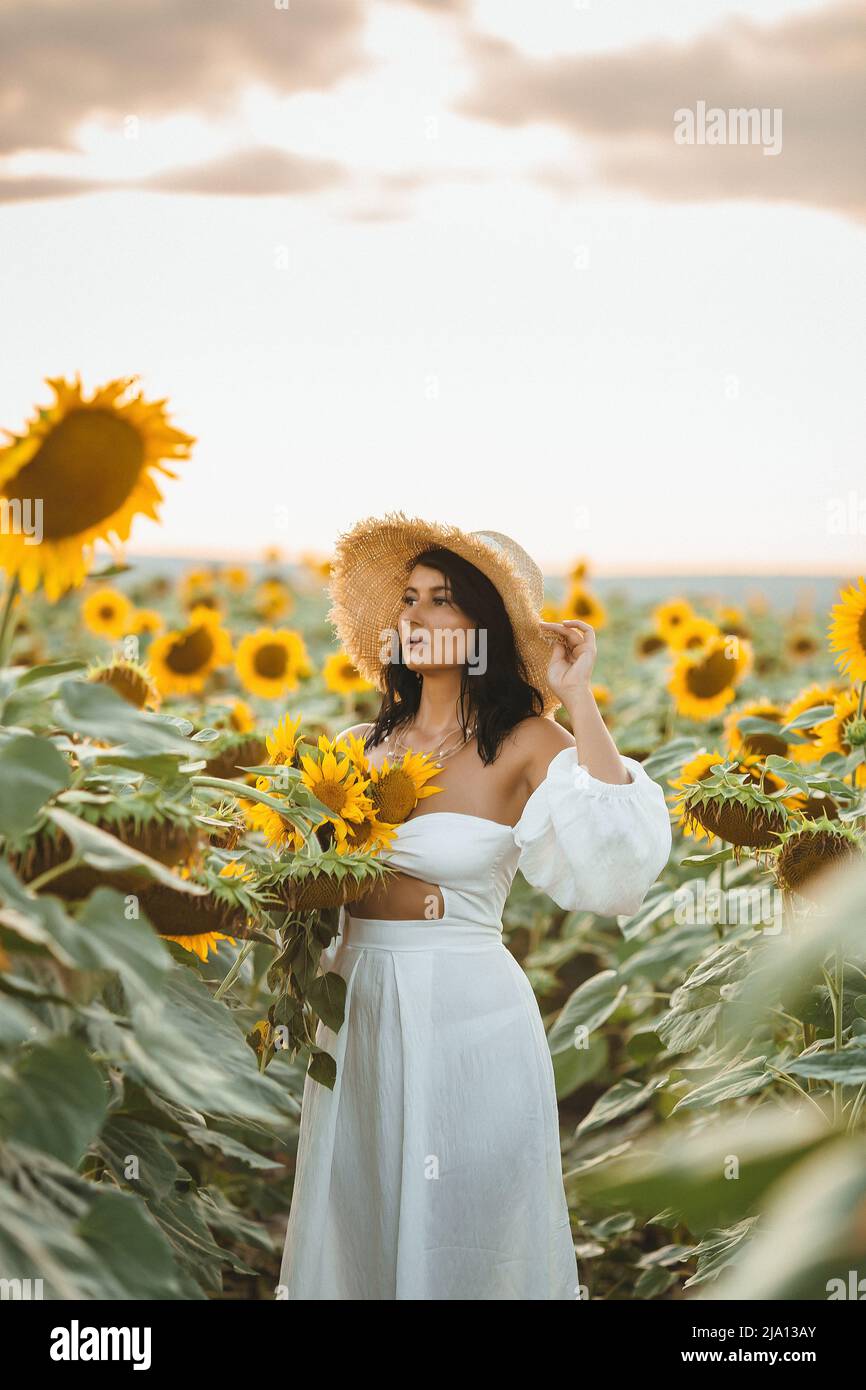 Women with sunflowers hi-res stock photography and images - Page