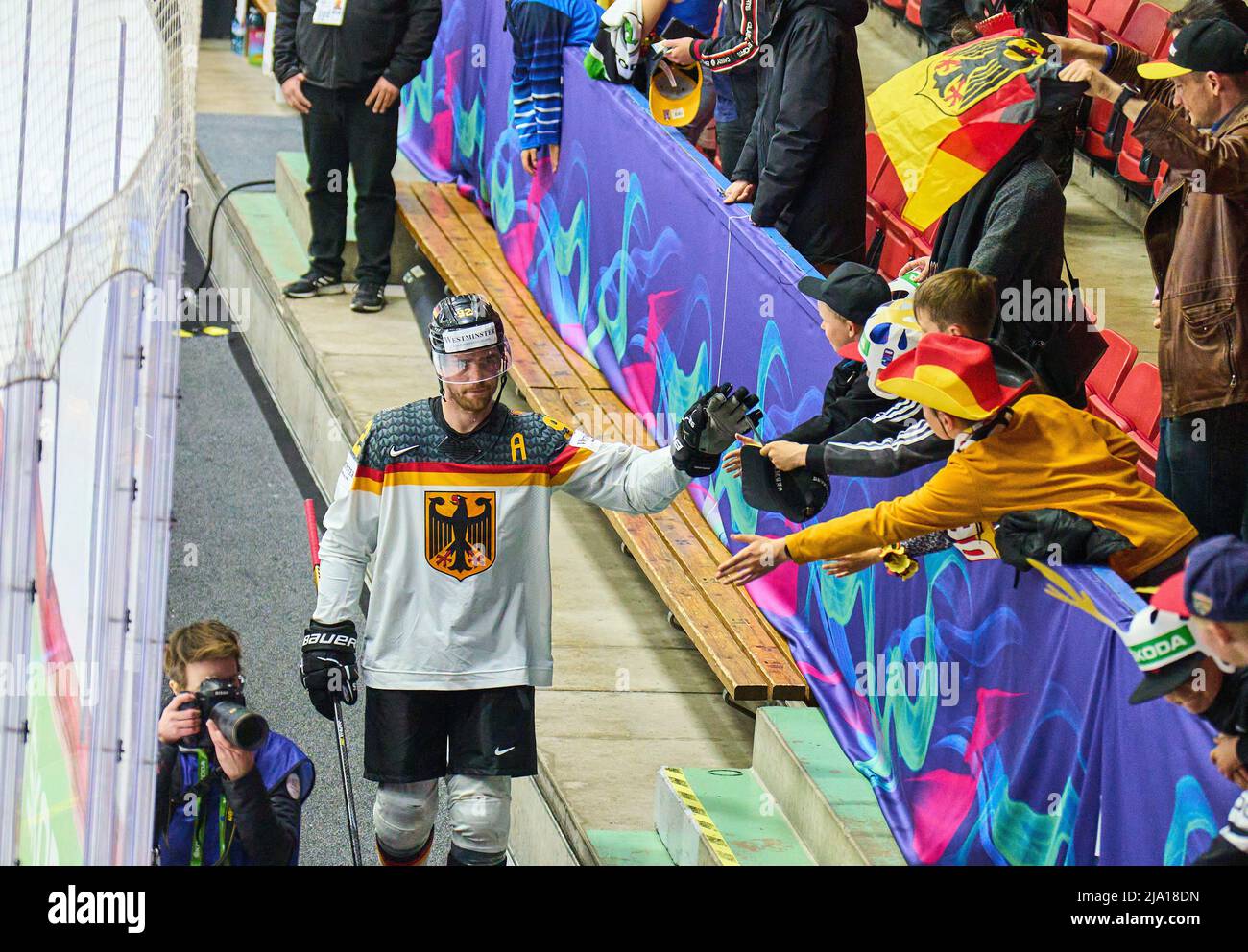 Helsinki, Finland, May 26, 2022, DEB team disappointed Marcel Noebels Nr. 92 of Germany says good bye to the fans after the match GERMANY - CZECH REPUBLIC 1-4 IIHF ICE HOCKEY WORLD CHAMPIONSHIP Quarter final  in Helsinki, Finland, May 26, 2022,  Season 2021/2022 © Peter Schatz / Alamy Live News Stock Photo