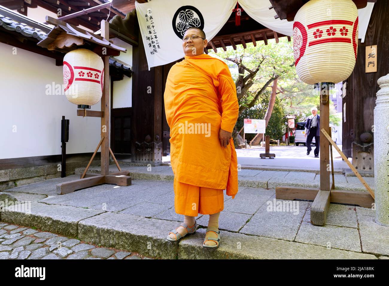 Japan. Kyoto. Monk at the entrance of Chion-in temple Stock Photo