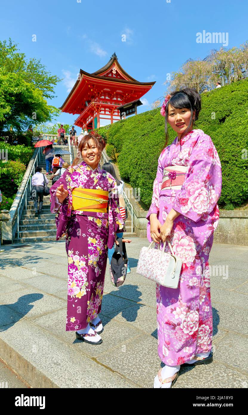 Japan. Kyoto. Kiyomizu Dera Temple. Koyasu Pagoda. Young women dressed with traditional kimono Stock Photo