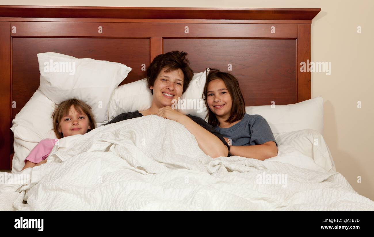 Ночей в отеле с мамой. Однополая семья девушки the Bed. Stock pictures of a girl with mom in the Bed