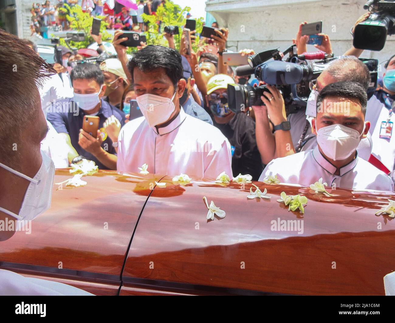Manila, Philippines. 26th May, 2022. Funeral parlor workers carry the