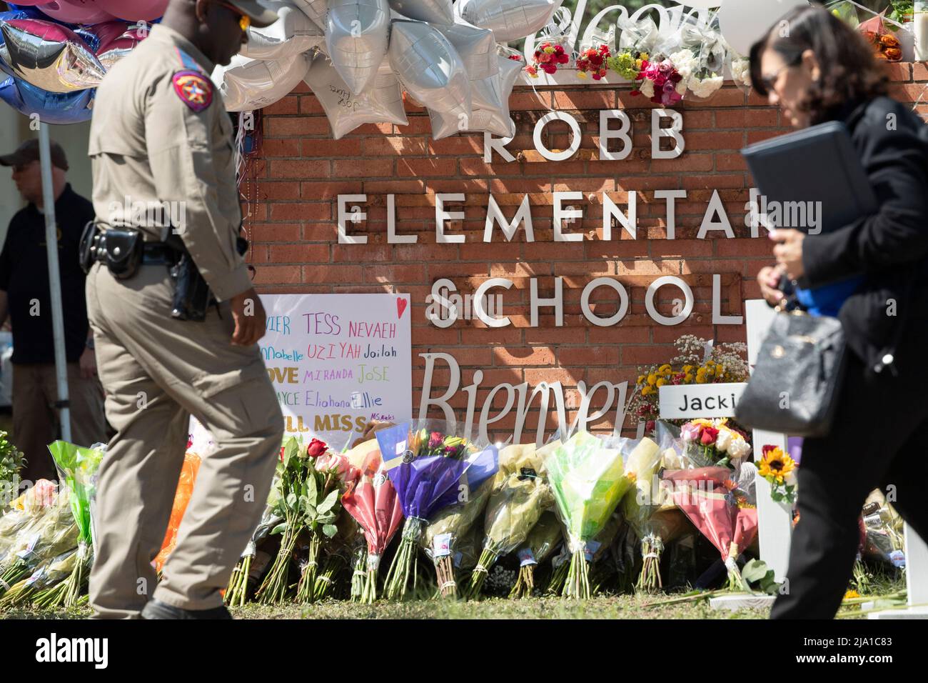 Uvalde, Texas USA, 26th May, 2022. Crosses with the name of each victim line the sidewalk in front of Robb Elementary School in Uvalde as people continue to bring flowers to the scene of Tuesday's mass shooting. A gunman entered the school and killed 19 children and two teachers. Credit: Bob Daemmrich/Alamy Live News Stock Photo