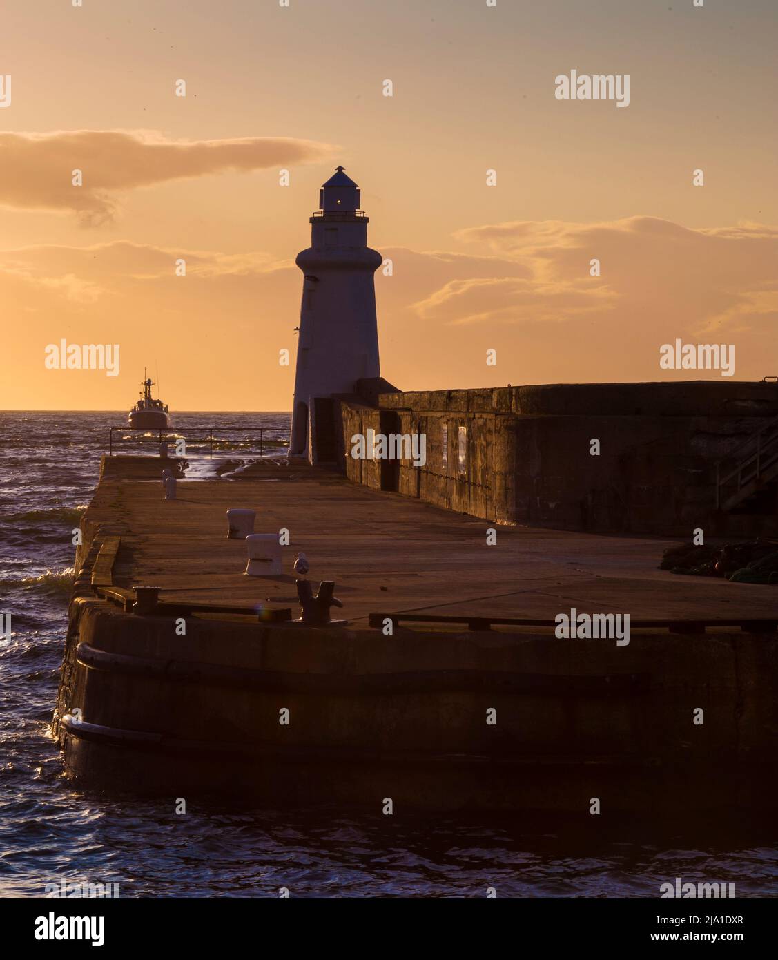 Stormy seas uk lighthouse boat hi-res stock photography and images - Alamy