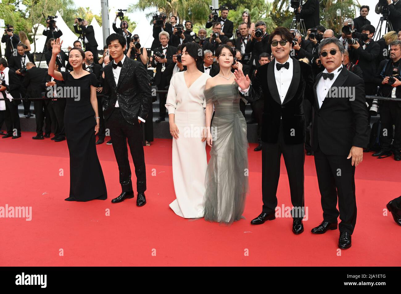 (left to right) Bae Doona, Gang Dong-won, Lee Joo-Young, Choi Hee-jin, Song Kang-Ho and Hirokazu Koreeda, attending the Broker photocall during the 75th Cannes Film Festival in Cannes, France. Picture date: Thursday May 26, 2022. Stock Photo