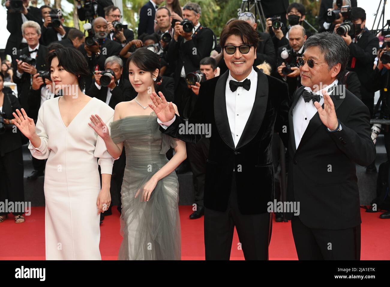 (left to right) Lee Joo-Young, Choi Hee-jin, Song Kang-Ho and Hirokazu Koreeda, attending the Broker photocall during the 75th Cannes Film Festival in Cannes, France. Picture date: Thursday May 26, 2022. Stock Photo