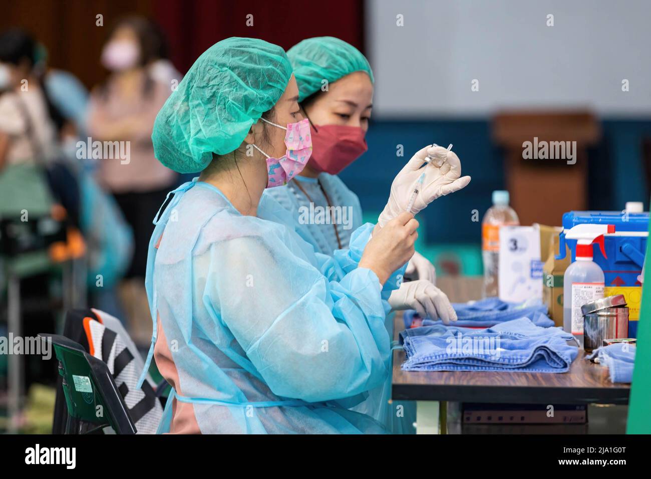 Taipei, Taiwan. 26th May, 2022. A healthcare worker prepares a syringe with a dose of the Pfizer-BNT covid-19 vaccine. Taiwan is expected to start the rollout of Pfizer-BNT, covid-19 vaccine for children and adolescents which will be offered to children aged 5-11 years as their first shot and for adolescents aged 12-17 as their booster shot. (Credit Image: © Jui Kun Weng/SOPA Images via ZUMA Press Wire) Stock Photo