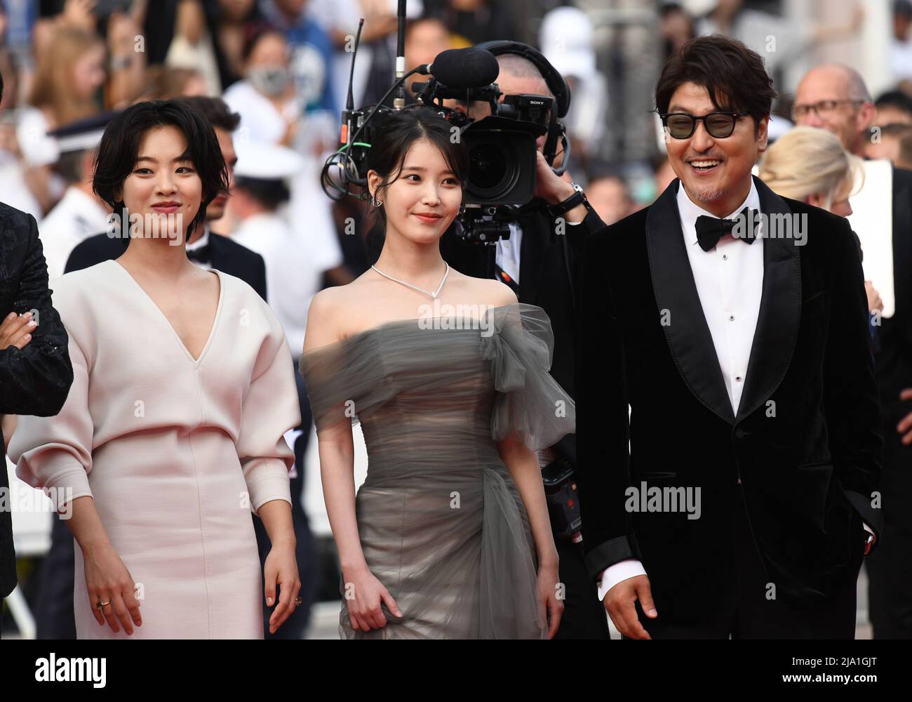 May 26th, 2022. Cannes, France. Lee Joo-Young, Choi Hee-jin and Song Kang-ho attending the Broker Premiere, part of the 75th Cannes Film Festival, Palais de Festival, Cannes. Credit: Doug Peters/EMPICS/Alamy Live News Stock Photo