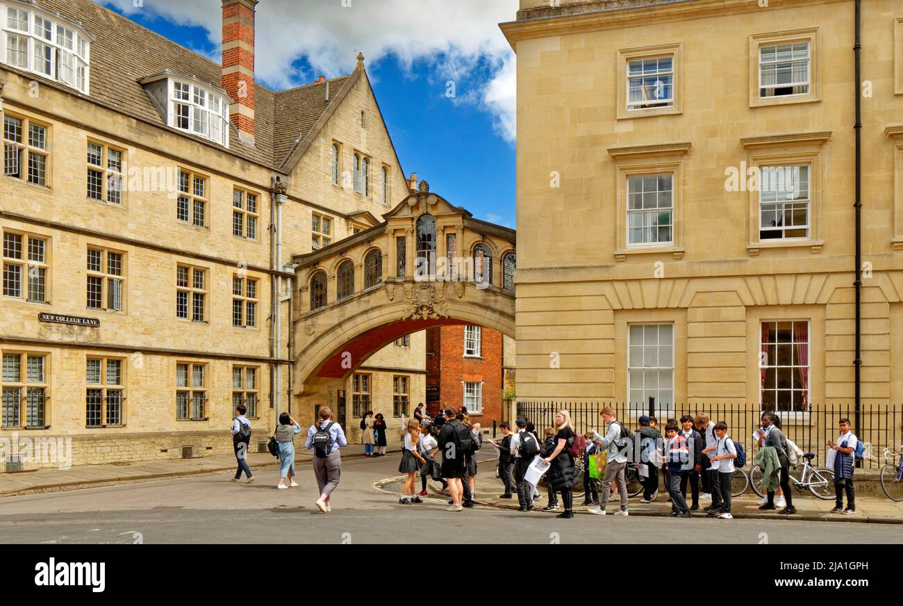 OXFORD CITY ENGLAND NEW COLLEGE LANE THE BRIDGE OF SIGHS AND VISITOR GROUP Stock Photo