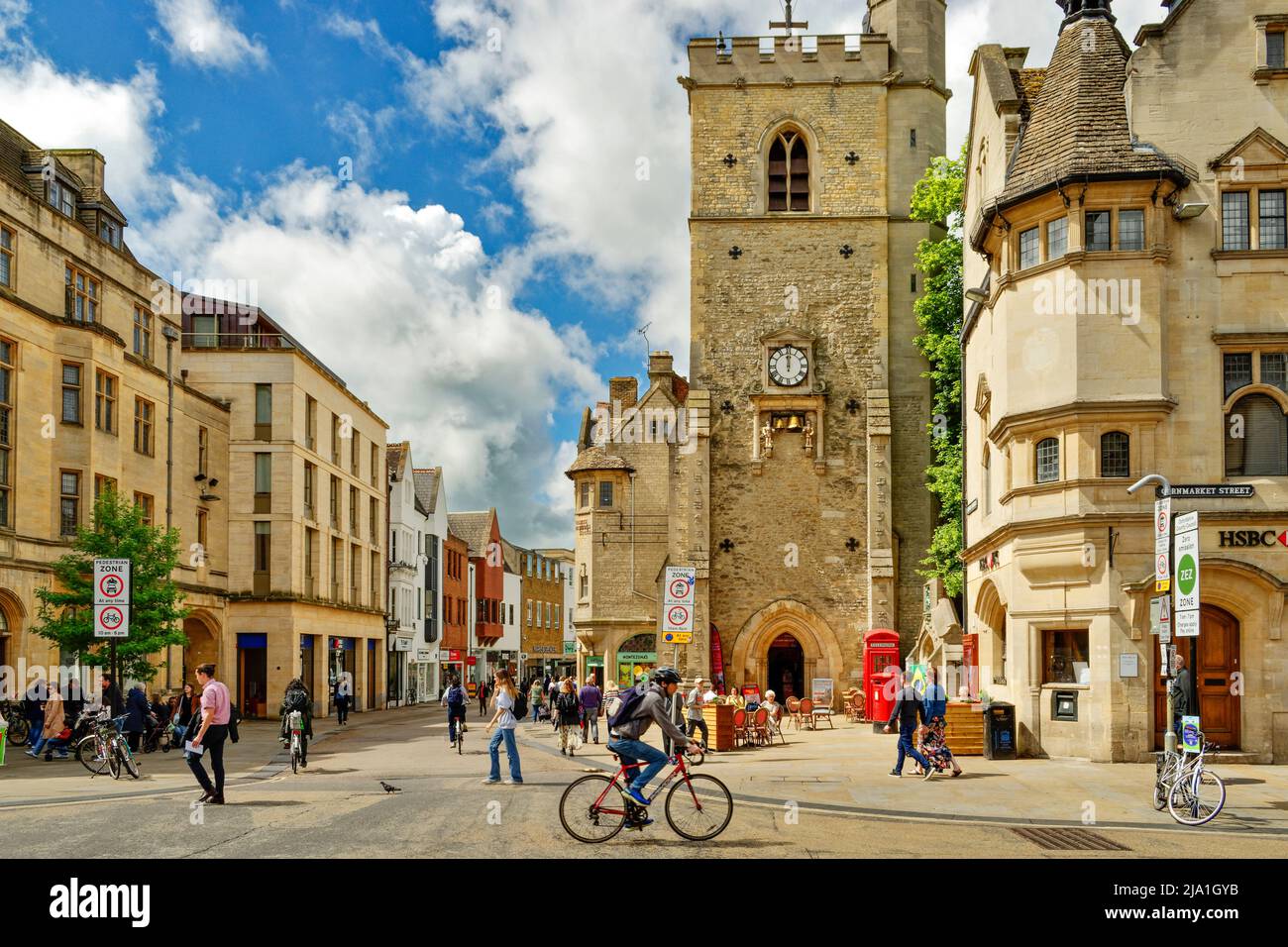 OXFORD CITY ENGLAND THE CARFAX CLOCK TOWER AT THE JUNCTION OF CORNMARKET AND QUEENS STREET Stock Photo
