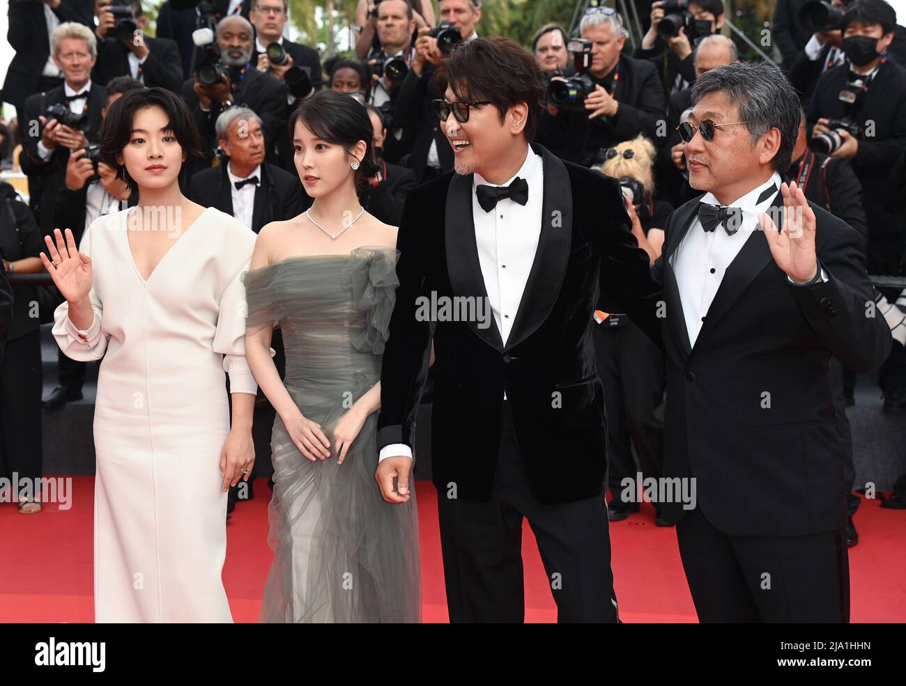 May 26th, 2022. Cannes, France. Lee Joo-Young, Choi Hee-jin, Song Kang-ho and Hirokazu Koreeda attending the Broker Premiere, part of the 75th Cannes Film Festival, Palais de Festival, Cannes. Credit: Doug Peters/EMPICS/Alamy Live News Stock Photo