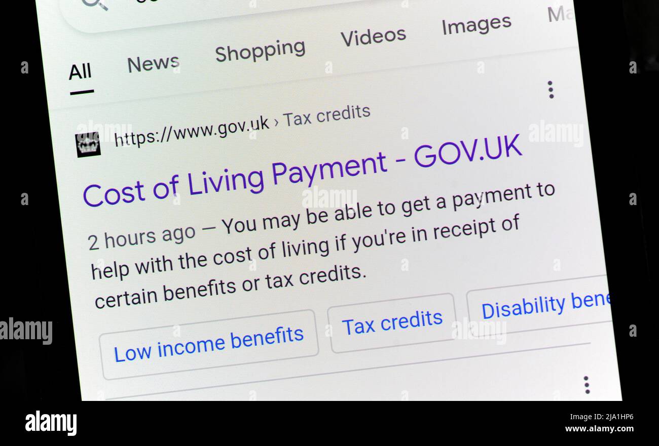 GOVERNMENT COST OF LIVING PAYMENT INFORMATION ON SMARTPHONE SCREEN RE COST OF LIVING CRISIS FUEL BILLS ELECTRICITY GAS BENEFITS SUPPORT PACKAGE ETC UK Stock Photo