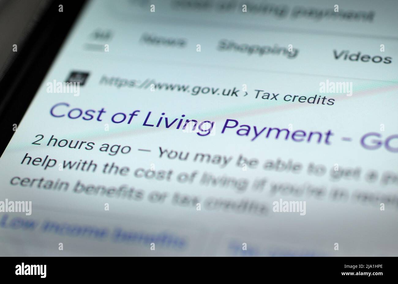 GOVERNMENT COST OF LIVING PAYMENT INFORMATION ON SMARTPHONE SCREEN RE COST OF LIVING CRISIS FUEL BILLS ELECTRICITY GAS BENEFITS SUPPORT PACKAGE ETC UK Stock Photo