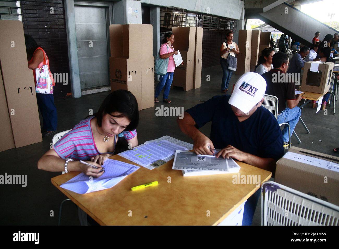 Colombians residing in Venezuela exercise their right to vote this Thursday, May 26, 2022, in the Colombian Guajira. The National Registry of Civil Status reported the installation of border posts in the departments of Norte de Santander, Arauca, La Guajira and Guainía. So that 184,421 voters residing in Venezuela can participate and elect the president and vice president of Colombia for the period 2022-2026. However, for Colombians residing in the country the situation is not so simple, since since 2019 there is no consular representation, after the rupture of diplomatic relations between the Stock Photo