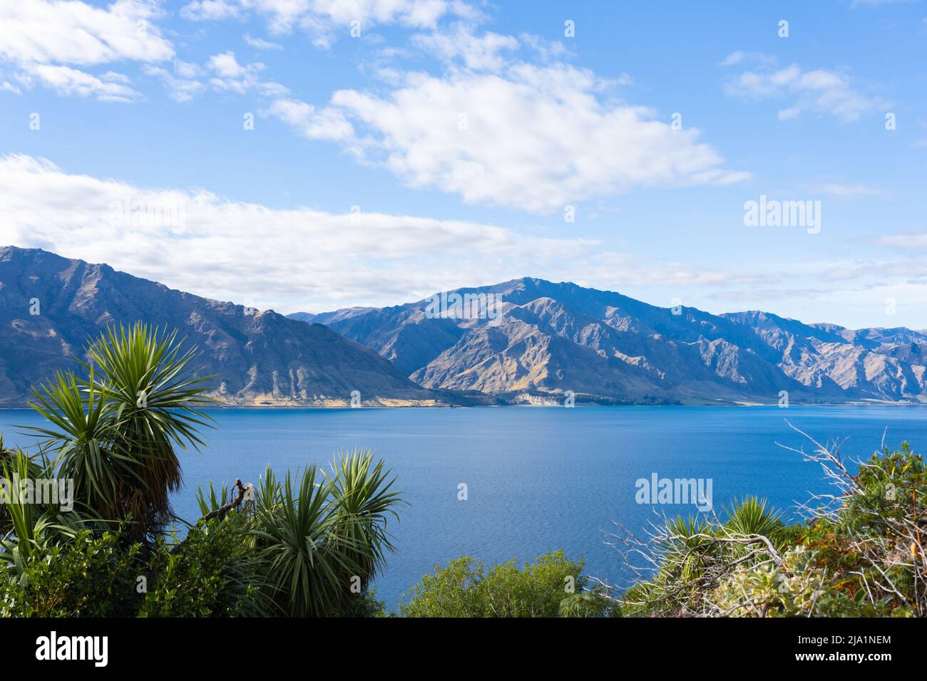 Scenic Lake Hayes and surrounding mountains in Central Otago, New Zealand Stock Photo Alamy