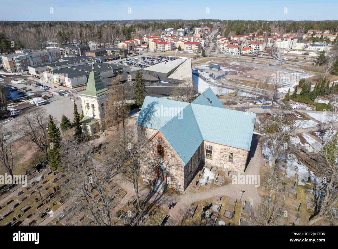 Kirkkonummen kirkko Kirkkonummen keskustassa ilmakuvassa keväällä 2022. Stock Photo