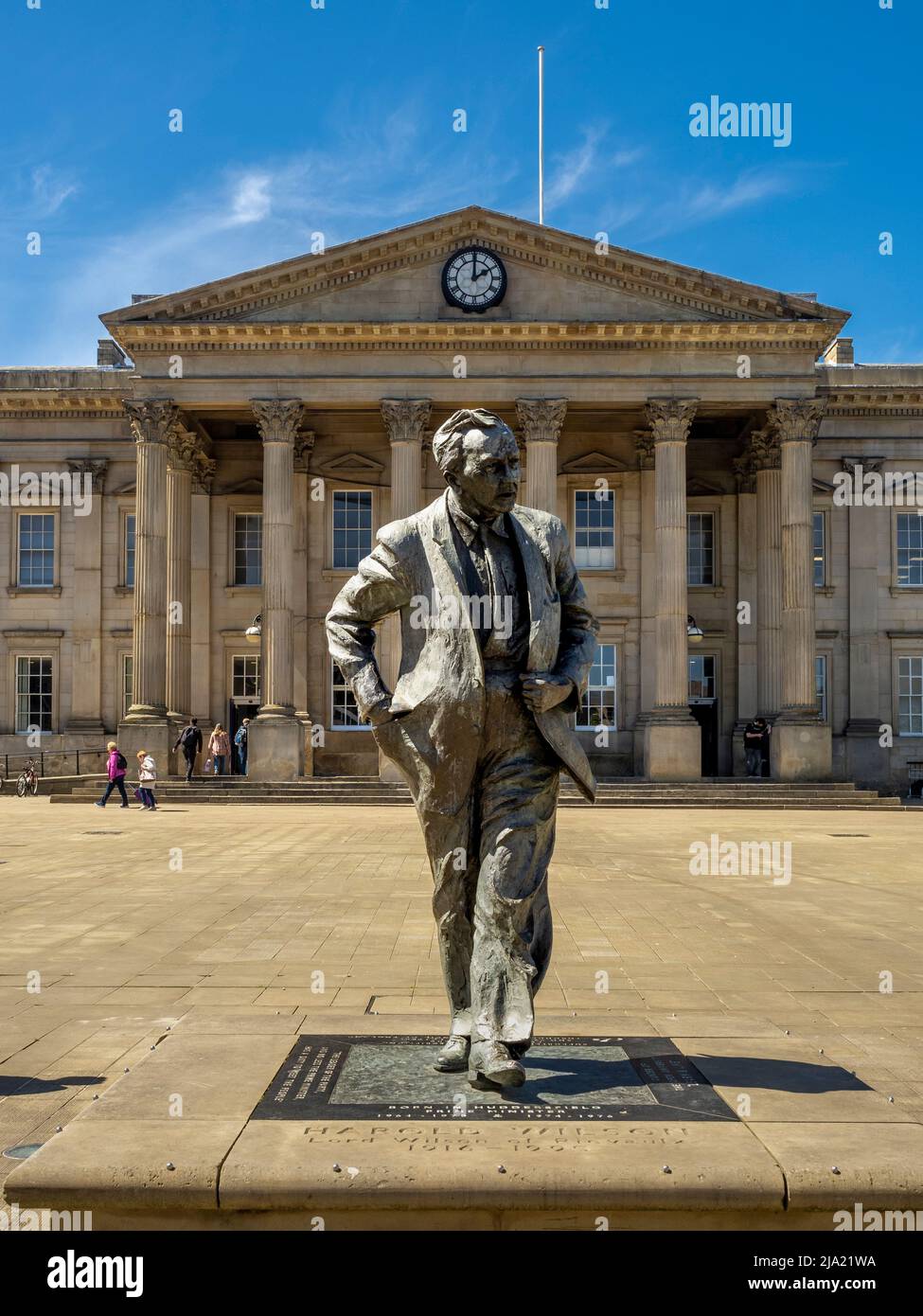 Bronze statue of Harold Wilson by socialist sculptor Ian Walters situated in St George's Square, outside Huddersfield station. West Yorkshire. UK Stock Photo
