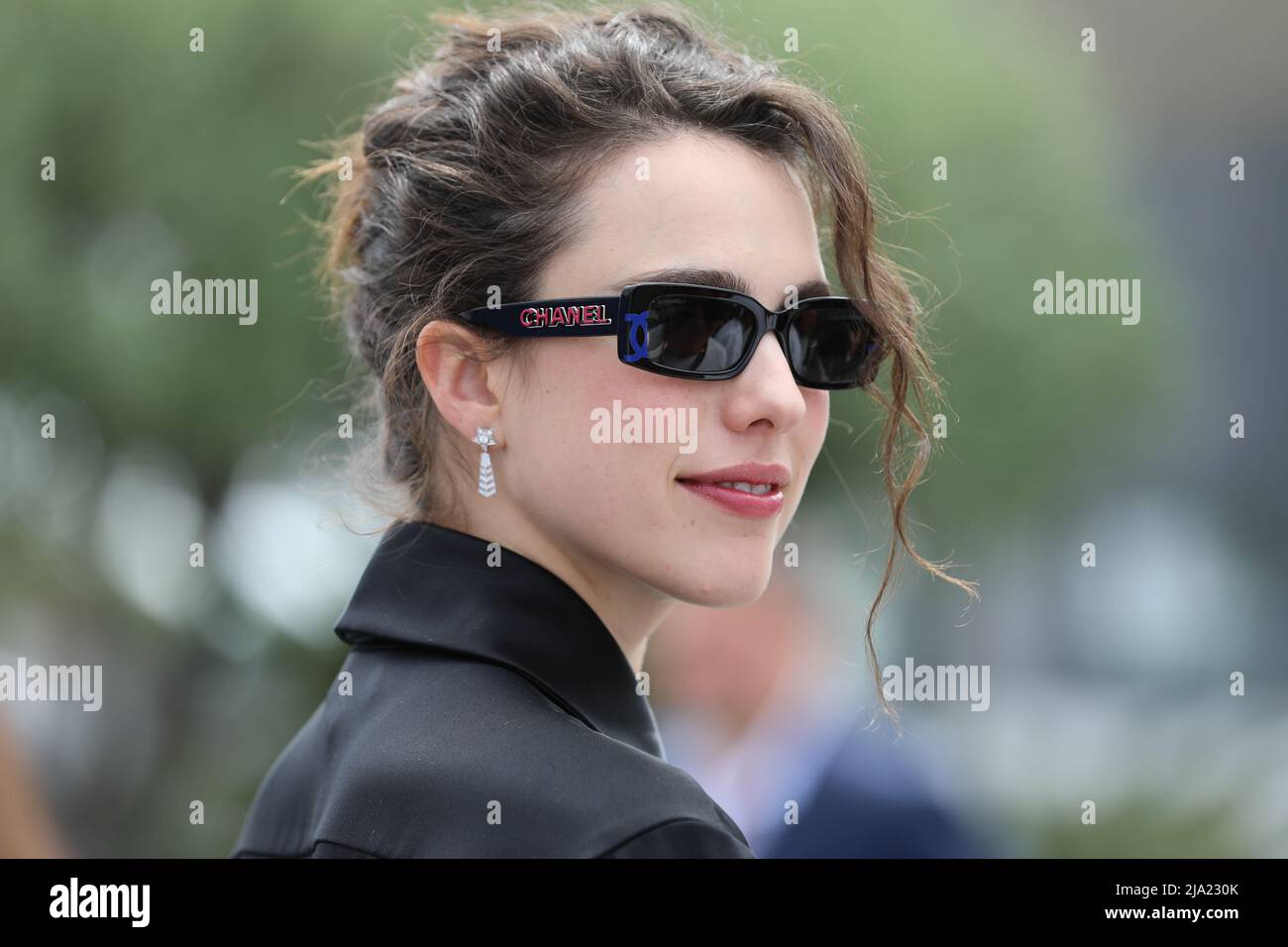 May 26, 2022, Cannes, Cote d'Azur, France: MARGARET QUALLEY wears CHANEL  sunglasses as she attends the STARS AT NOON photocall during 75th annual  Cannes Film Festival (Credit Image: © Mickael Chavet/ZUMA Press