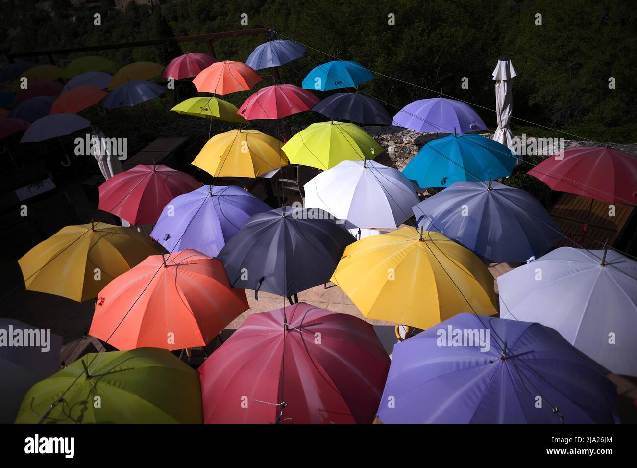 Colourful umbrellas providing shade in a restaurant, mountain village of Gordes, Vaucluse, Provence-Alpes-Cote d'Azur, France Stock Photo