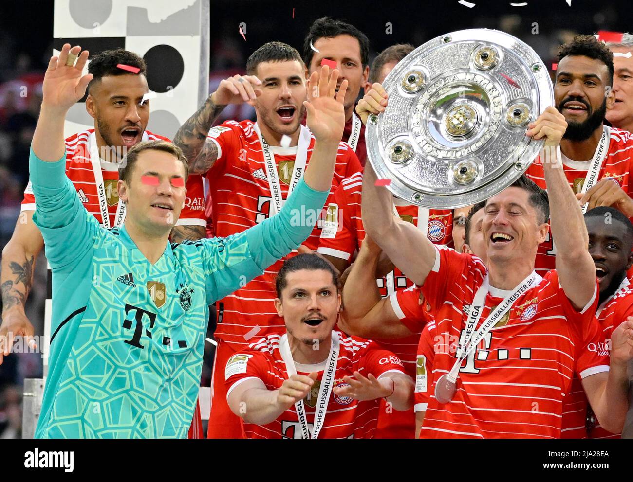 Championship celebration, handing over the trophy to goalkeeper Manuel Neuer FC Bayern Munich FCB, confetti right in front of the eyes, team photo FC Stock Photo